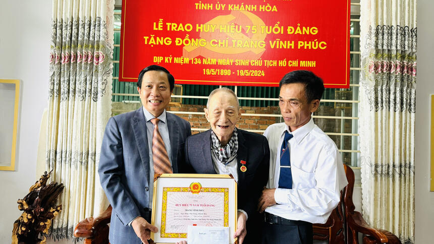 Phó Bí thư Tỉnh ủy Hà Quốc Trị trao Huy hiệu 75 năm tuổi Đảng cho đảng viên tiêu biểu TP. Nha Trang và huyện Diên Khánh