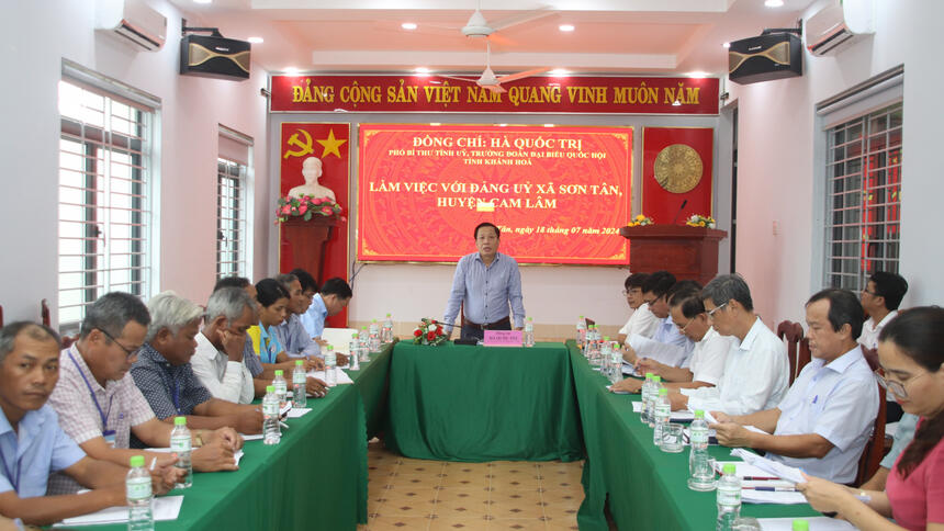 Phó Bí thư Tỉnh ủy Hà Quốc Trị làm việc tại xã Sơn Tân
