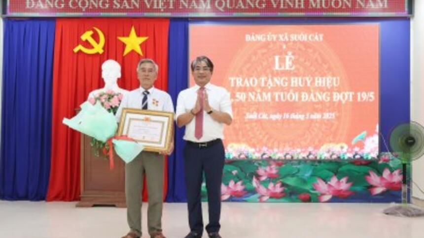 Huyện ủy Cam Lâm: Trao tặng 17 huy hiệu Đảng nhân ngày 19-5