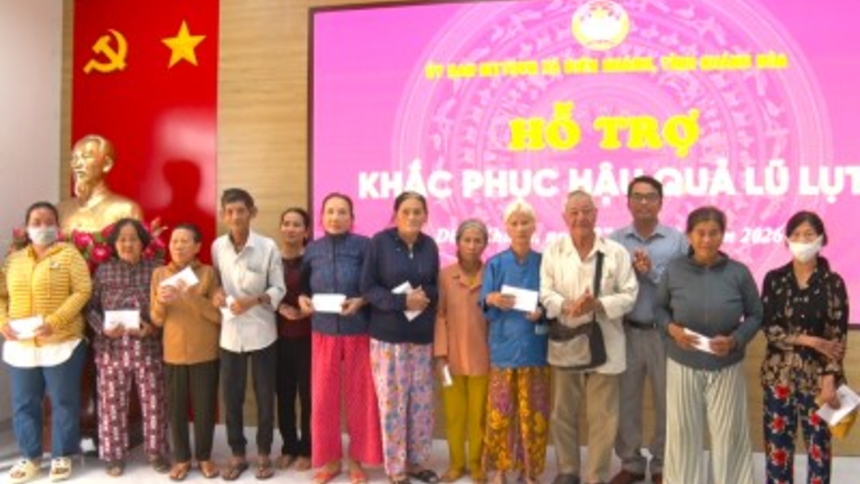 Diên Khánh trao kinh phí hỗ trợ cho người dân bị thiệt hại do mưa lũ