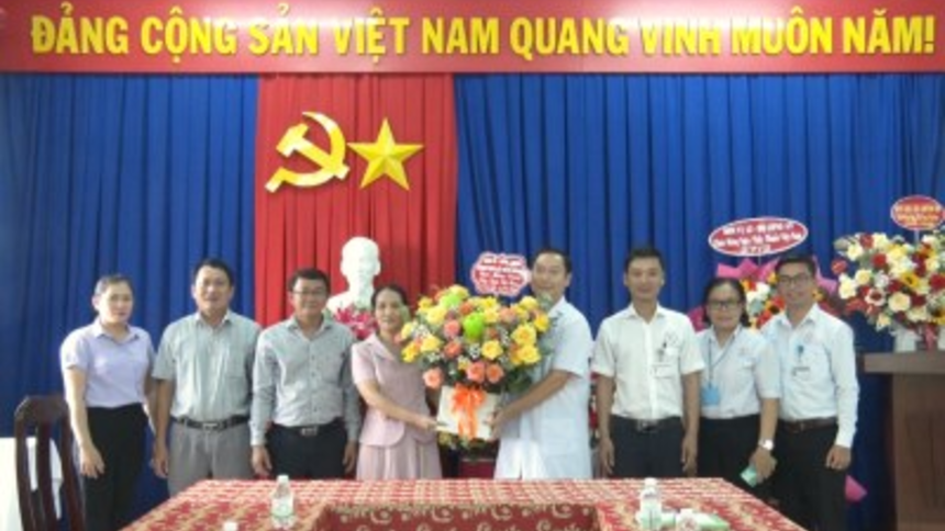 Lãnh đạo xã Diên Khánh thăm, chúc mừng các cơ sở y tế nhân Ngày Thầy thuốc Việt Nam