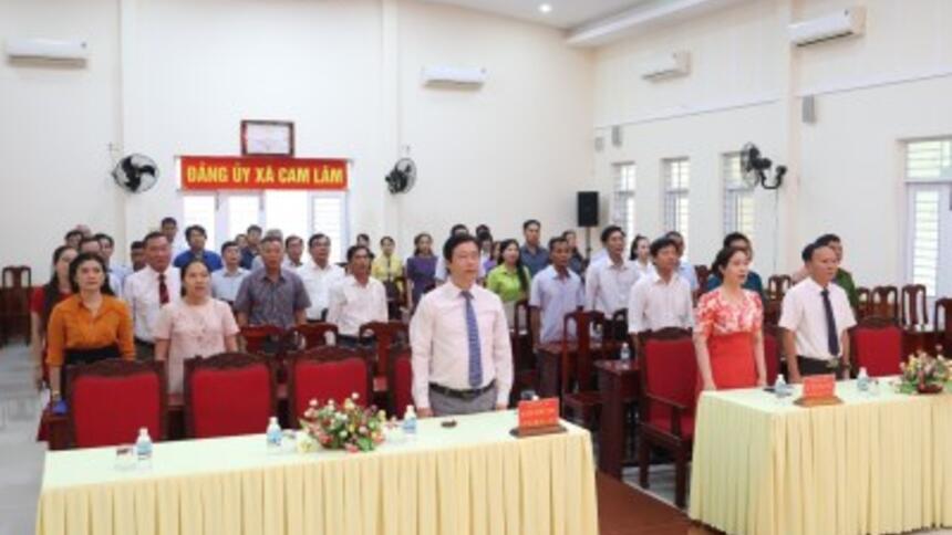 Đảng ủy xã Cam Lâm trao tặng Huy hiệu Đảng đợt 7/11/2025