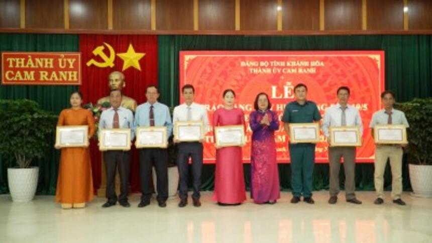 Thành ủy Cam Ranh tổ chức trao huy hiệu đảng đợt 19/5/2025 và khen thưởng đảng viên hoàn thành xuất sắc nhiệm vụ 05 năm liền từ 2020-2024