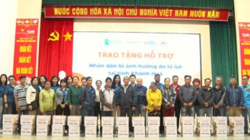 Trao tặng 100 suất quà cho người dân xã Diên Khánh bị ảnh hưởng bởi lũ lụt