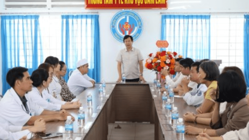 Đảng ủy xã Cam Lâm thăm, chúc mừng Trung tâm y tế Khu vực Cam Lâm nhân kỷ niệm 71 năm Ngày Thầy thuốc Việt Nam (27/2/1955-27/2/2026)