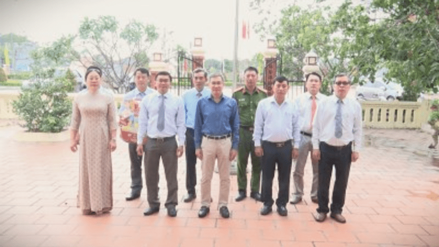 Ban Thường vụ Đảng ủy xã Diên Khánh tổ chức dâng hương tại các di tích lịch sử nhân dịp Tết nguyên Đán