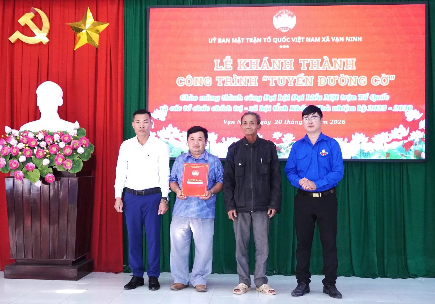 Ủy ban MTTQ Việt Nam xã Vạn Ninh khánh thành công trình "Tuyến đường cờ"