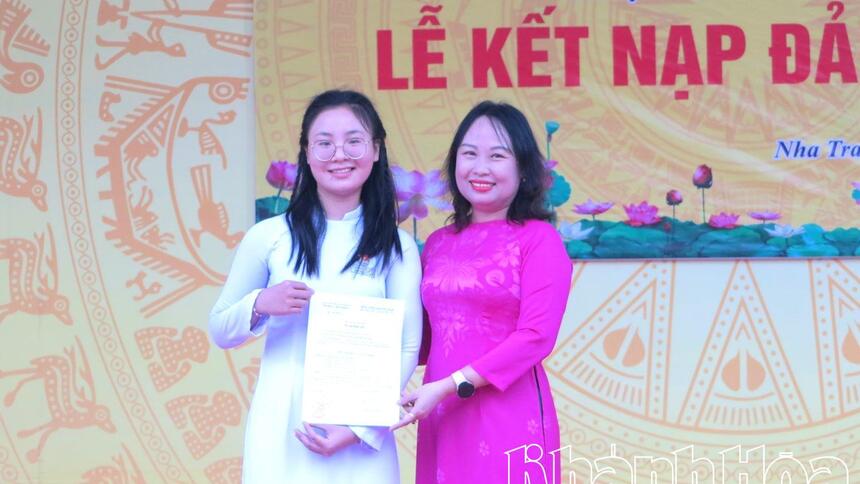Chi bộ Trường THPT Hà Huy Tập: Kết nạp đảng viên cho một học sinh