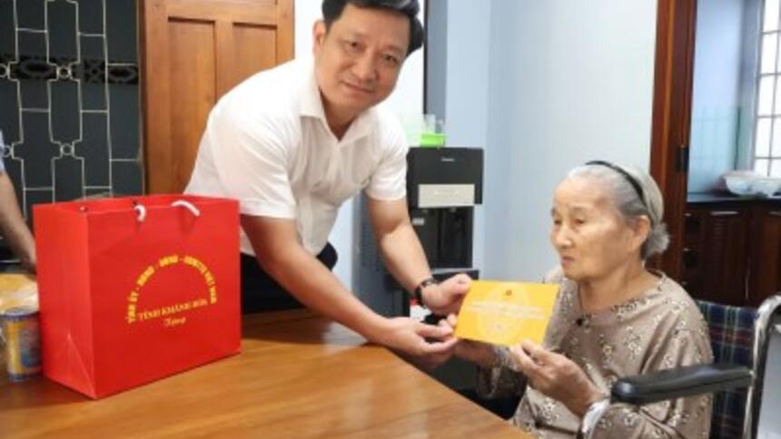 Cam Lâm: Thăm tặng quà các gia đình người có công với cách mạng và thân nhân liệt sĩ