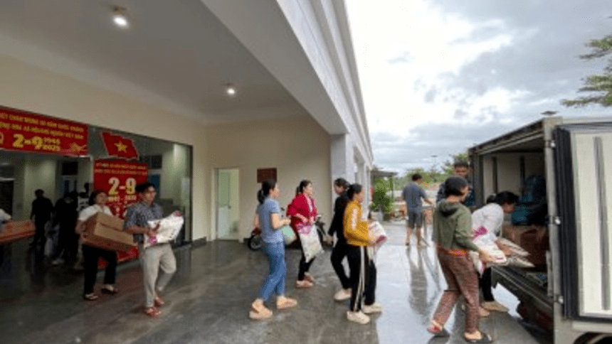 Phòng Hậu cần- Kỹ thuật Vùng 4 Hải quân, Ban quản lý Khu đô thị căn cứ quân sự Cam Ranh và cư dân ủng hộ hơn 100 triệu đồng nhu yếu phẩm để hỗ trợ các địa phương bị lũ lụt