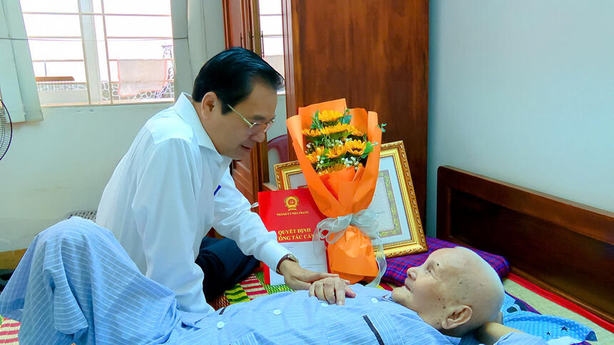 Thường trực Thành ủy Nha Trang: Trao tặng Huy hiệu Đảng cho các đảng viên lão thành