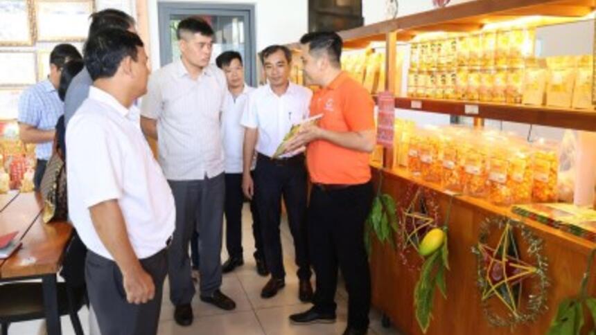 Đoàn công tác Ban chỉ đạo Trung ương các Chương trình Mục tiêu quốc gia làm việc với xã Cam Lâm