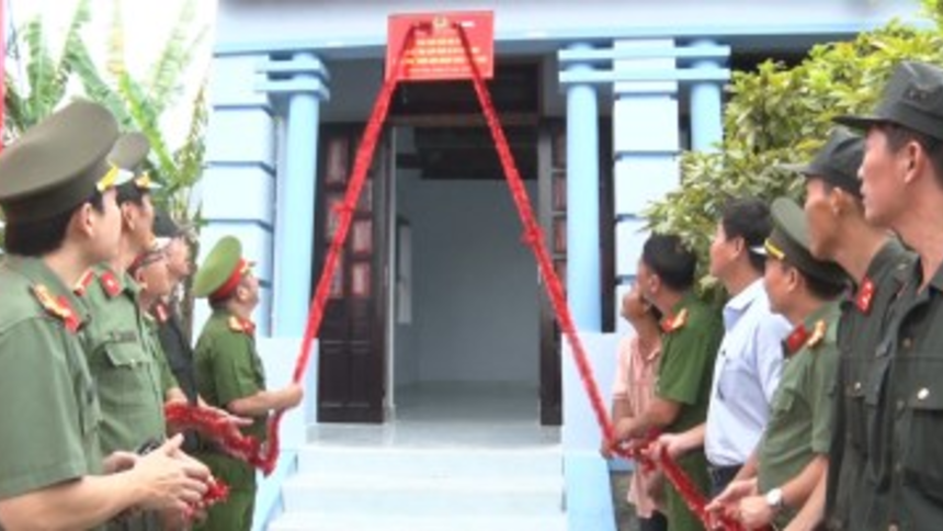 Công an tỉnh Khánh Hòa bàn giao nhà cho hộ dân bị thiệt hại do mưa lũ tại xã Diên Khánh