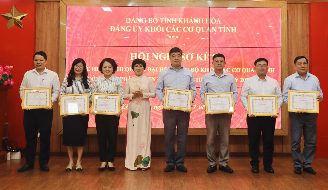 Đại diện Đảng bộ Kho bạc Nhà nước Khánh Hòa (thứ hai từ trái sang) nhận giấy khen của Đảng ủy Khối các cơ quan tỉnh cho các tập thể có thành tích xuất sắc trong công tác phát triển đảng viên nửa đầu nhiệm kỳ 2020 - 2025. Ảnh: Xuân Thành