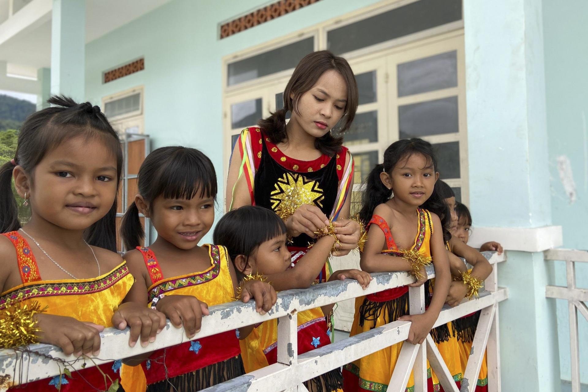 Cô và trò người dân tộc thiểu số xã Sơn Tân, huyện Cam Lâm trong giờ ra chơi.