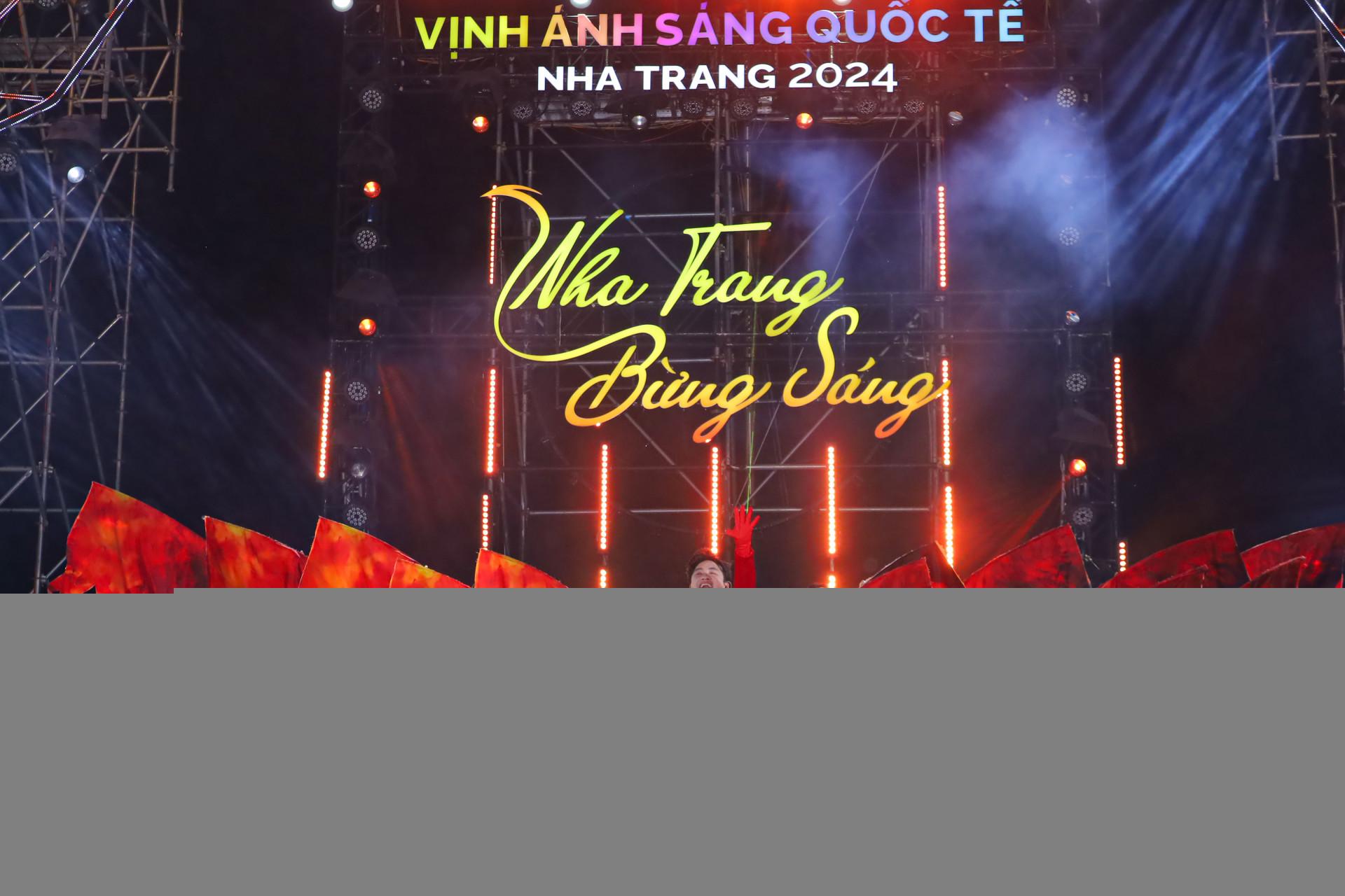 Ca sĩ Tùng Dương biểu diễn ca khúc Cánh chim phượng Hoàng tại đêm khai mạc Lễ hội Vịnh ánh sáng quốc tế Nha Trang 2024, ảnh; Nhân Tâm