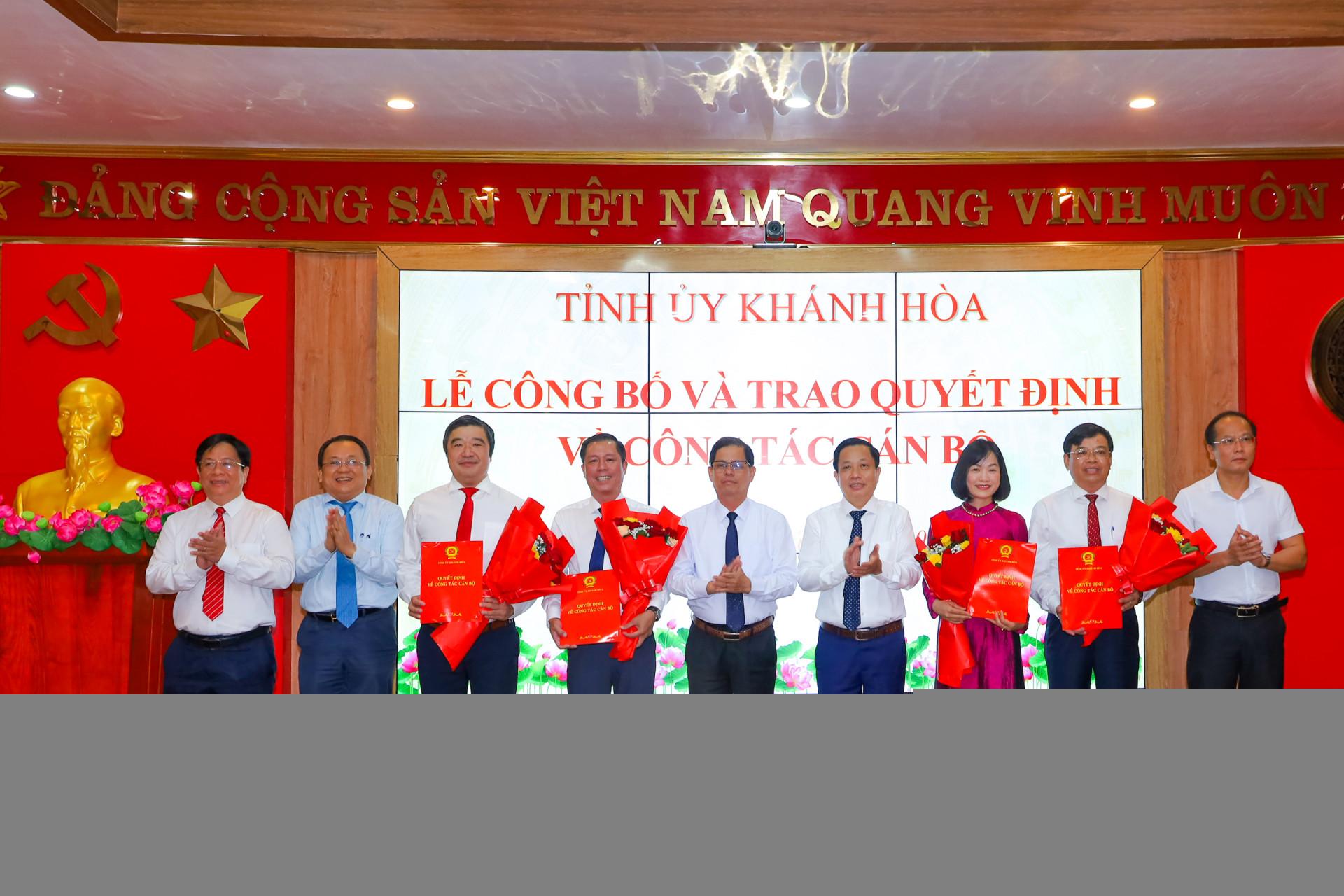 Các đồng chí trong Ban Thường vụ Tỉnh ủy chúc mừng 4 cán bộ vừa nhận nhiệm vụ mới.