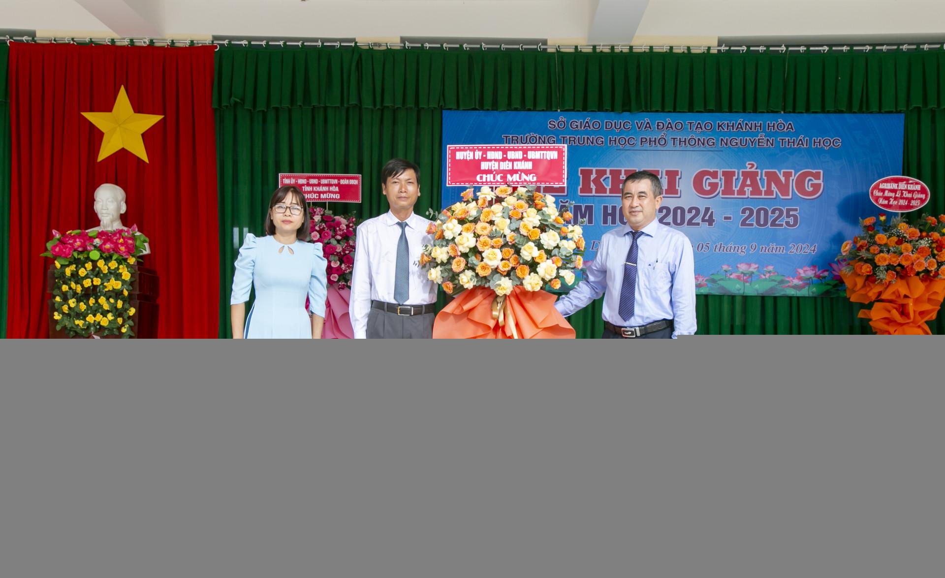 Lãnh đạo huyện diên khánh trao hoa chúc mừng nhà trường