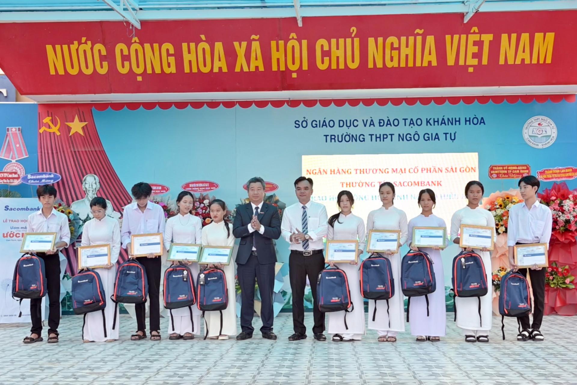 Đại diện Ngân hàng Sacombank - Phòng Giao dịch Cam Ranh và nhà trường trao học bổng cho học sinh.