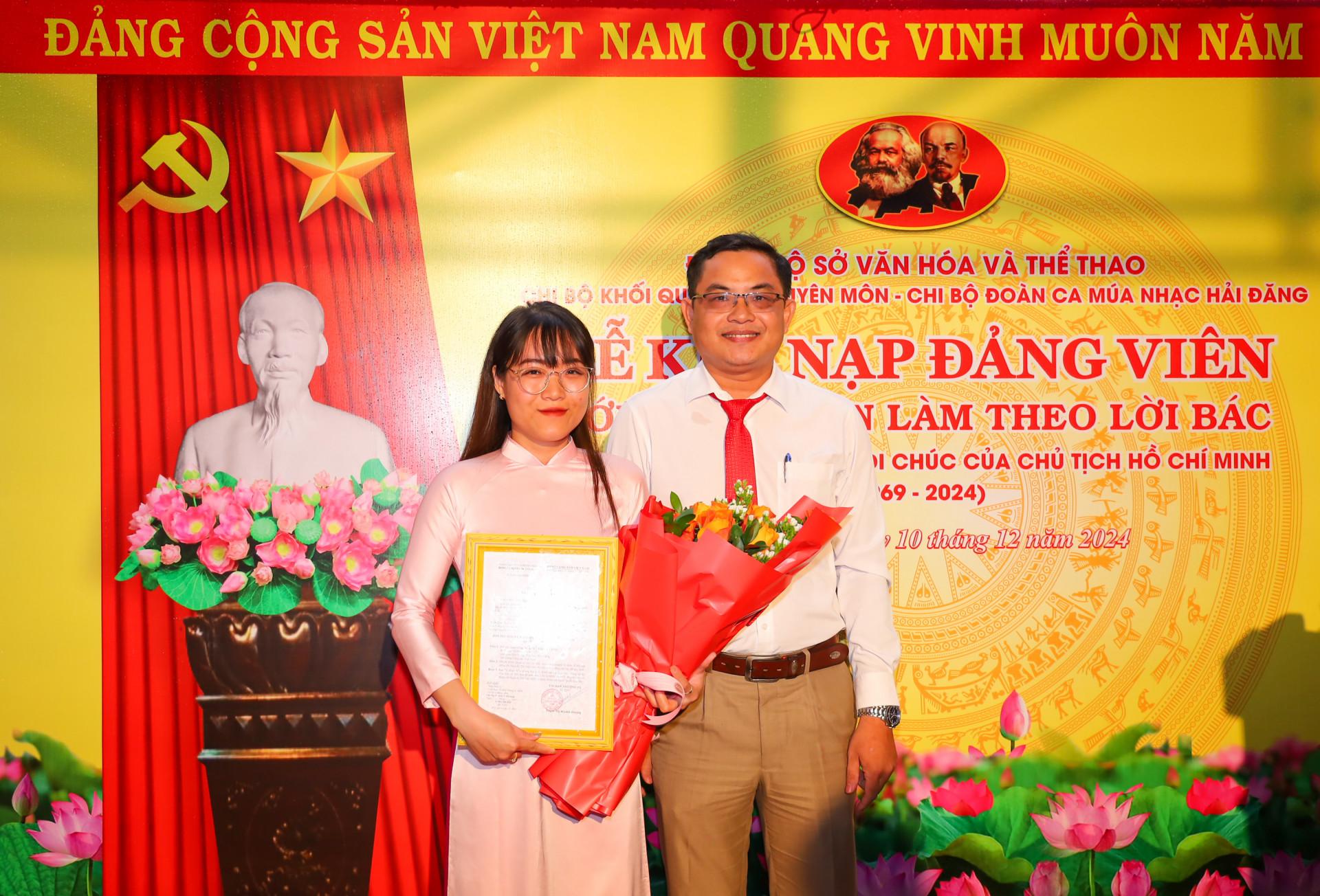 Bí thư Chi bộ Khối Quản lý chuyên môn trao quyết định kết nạp cho đảng viên mới Nguyễn Thị Vân Anh.