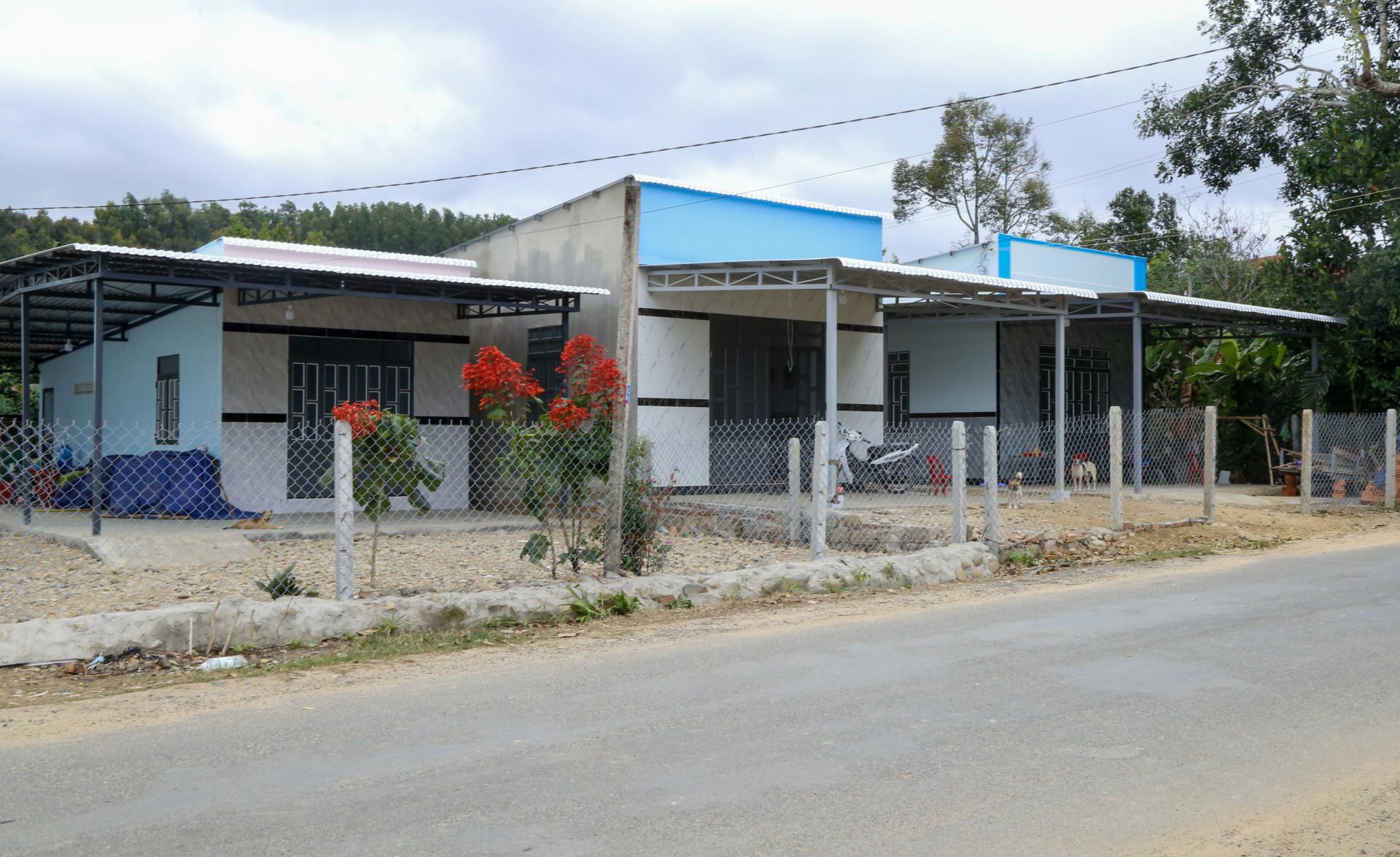 Những căn nhà mới khang trang của 3 hộ nghèo ở xã Sơn Trung (huyện Khánh Sơn) hoàn thành cách nay chưa lâu.