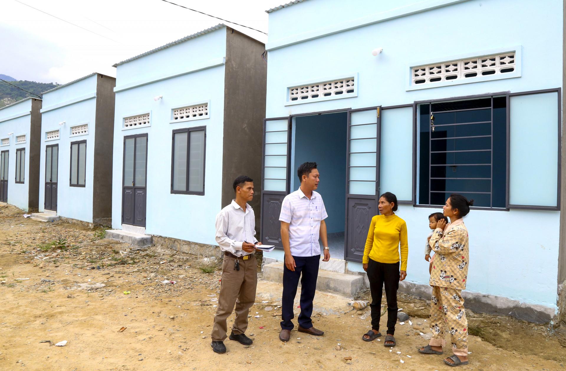 Gia đình chị Cà Ngương (bìa phải) đã ổn định cuộc sống khi chuyển về căn nhà mới tại Khu tái định cư Bố Lang. 
