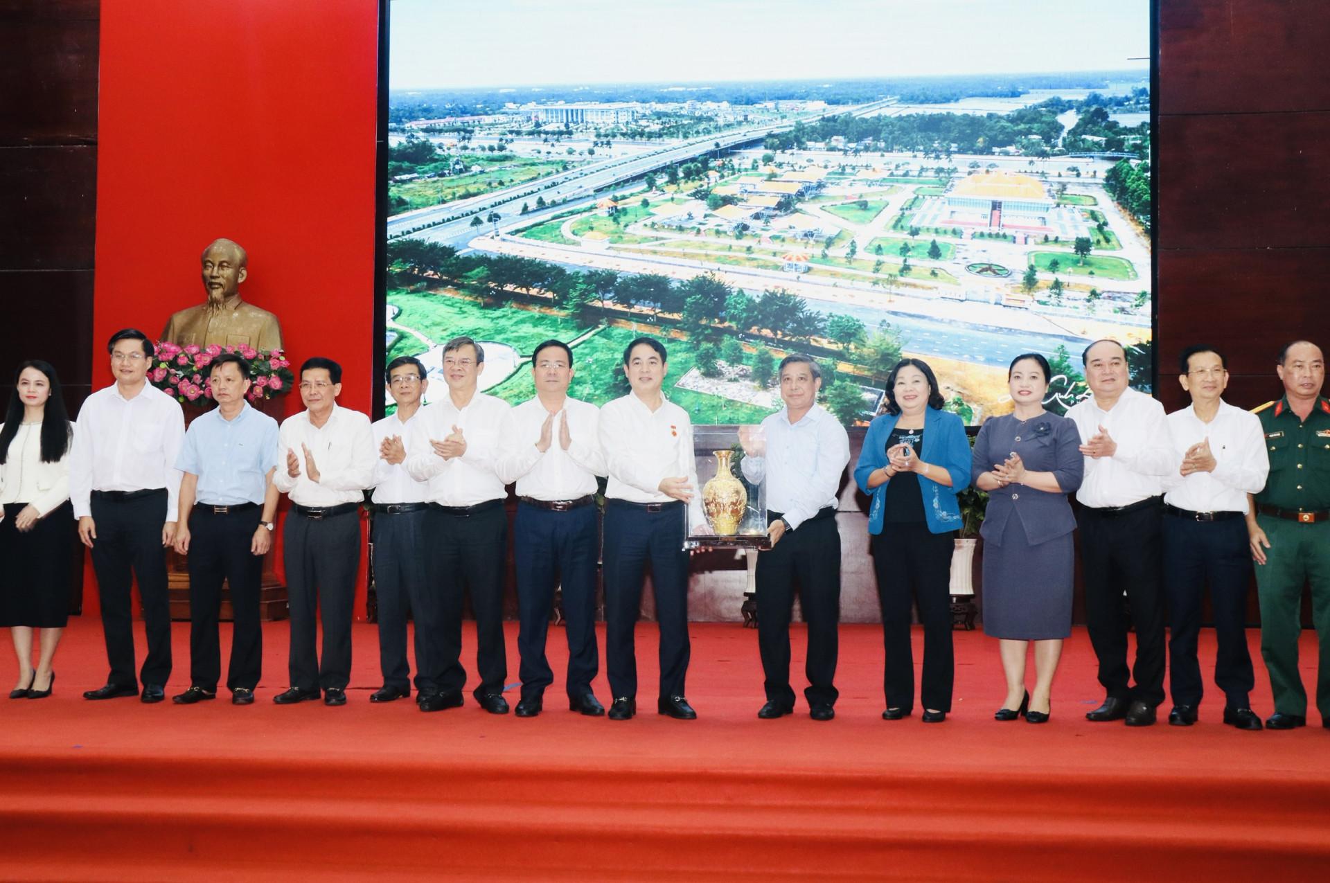 Ban Thường vụ Tỉnh ủy Hậu Giang tặng quà tri ân đồng chí Nghiêm Xuân Thành -  Bí thư Tỉnh ủy Khánh Hòa, nguyên Bí thư Tỉnh ủy Hậu Giang