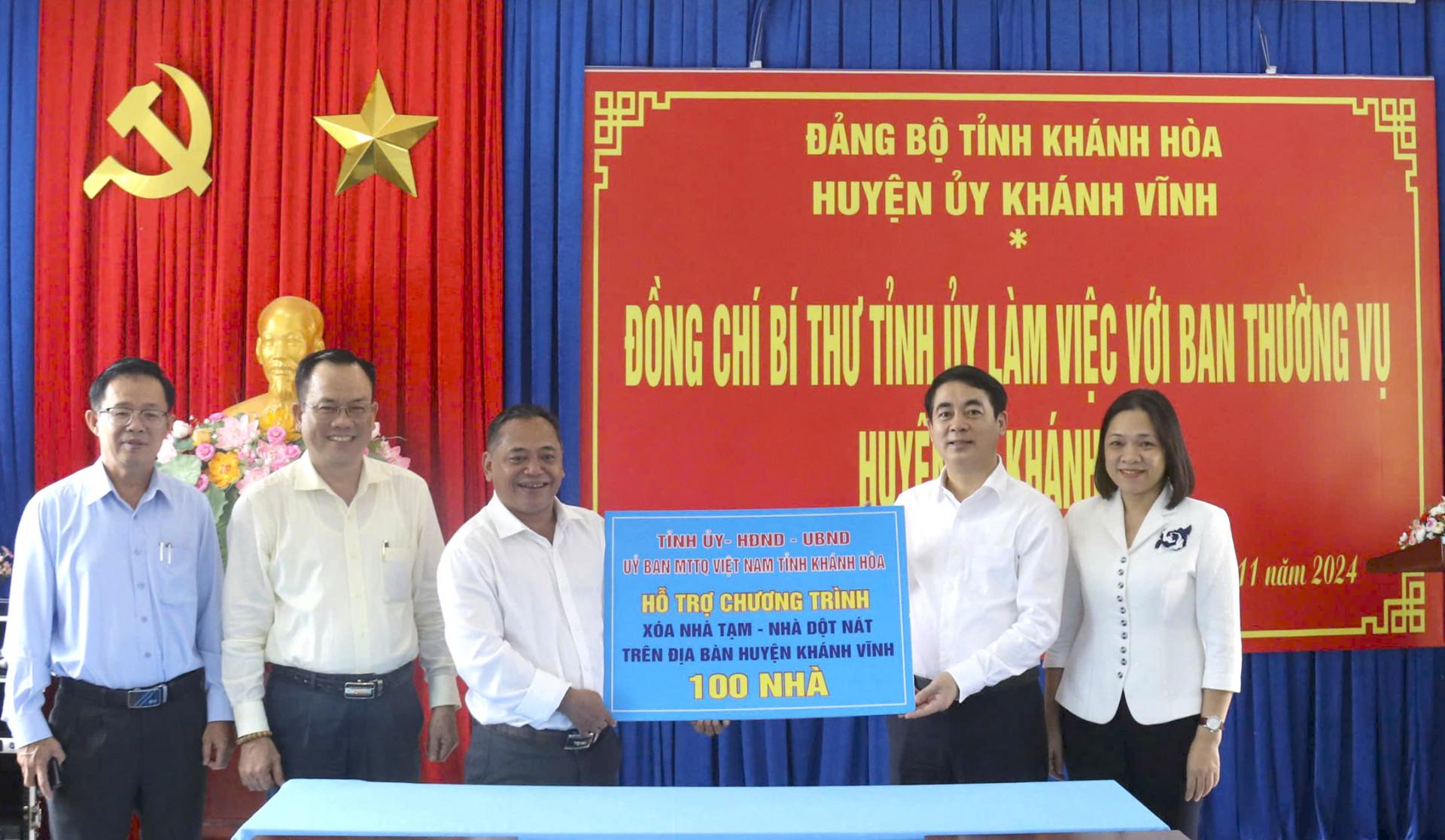 Bí thư Tỉnh ủy Nghiêm Xuân Thành trao hỗ trợ 100 căn nhà cho huyện Khánh Vĩnh thực hiện Chương trình xóa nhà tạm, nhà dột nát. Ảnh: T.ANH