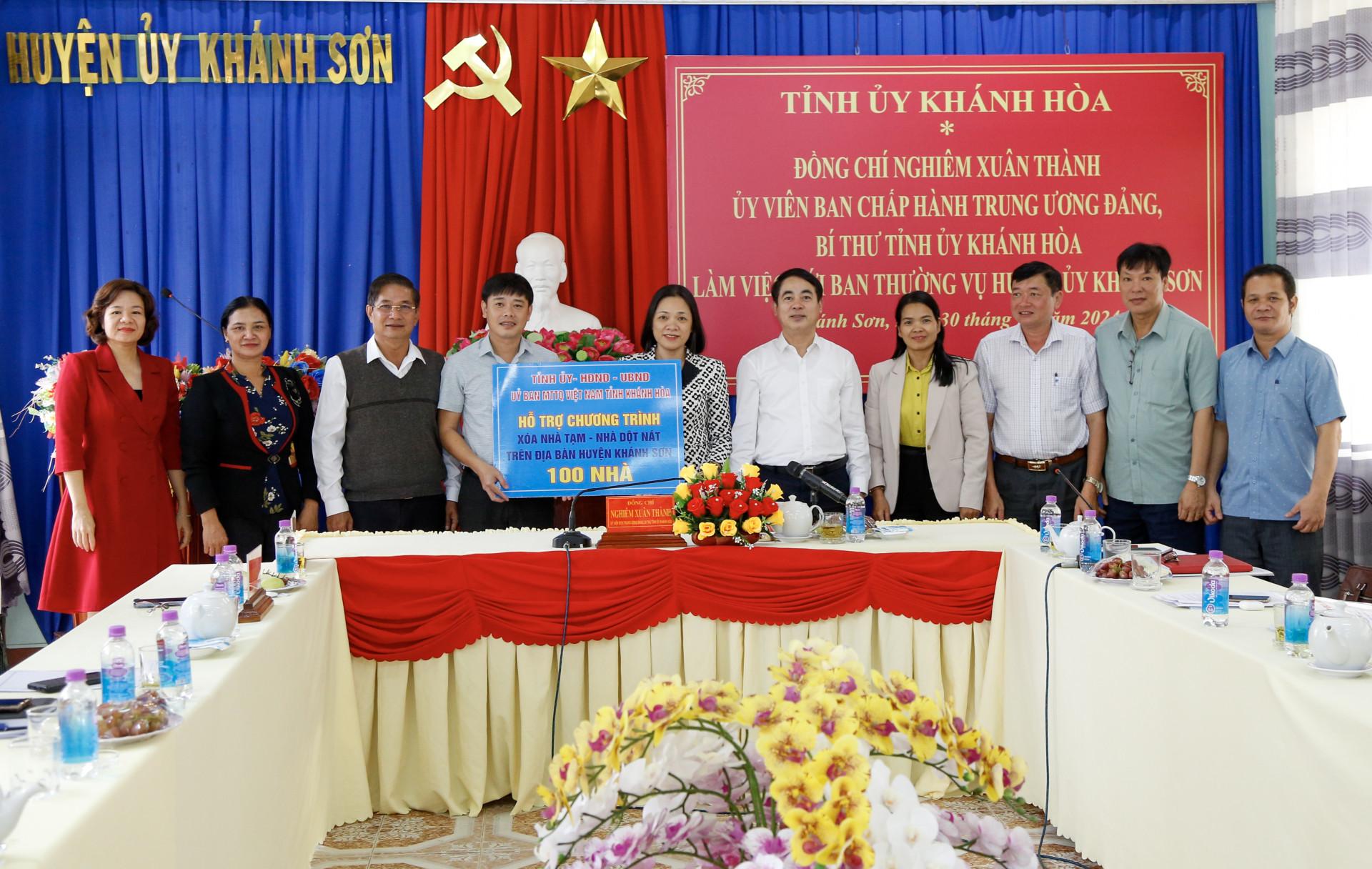  Bí thư Tỉnh ủy Nghiêm Xuân Thành và bà Trần Thu Mai - Chủ tịch UBMTTQ Việt Nam tỉnh trao hỗ trợ 100 căn nhà cho huyện Khánh Sơn thực hiện Chương trình xóa nhà tạm, nhà dột nát.