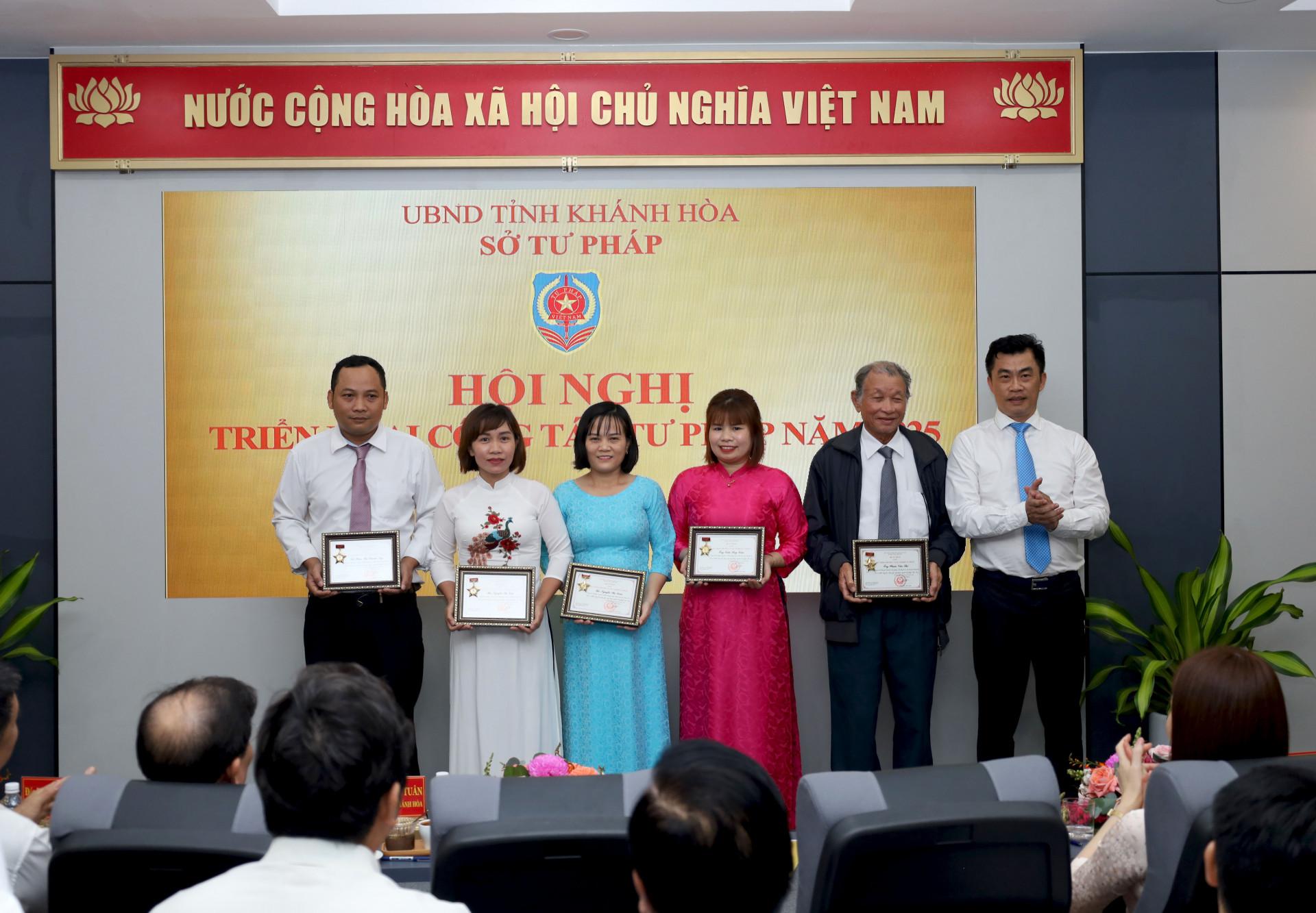 Các cá nhân nhận kỷ niệm chương.