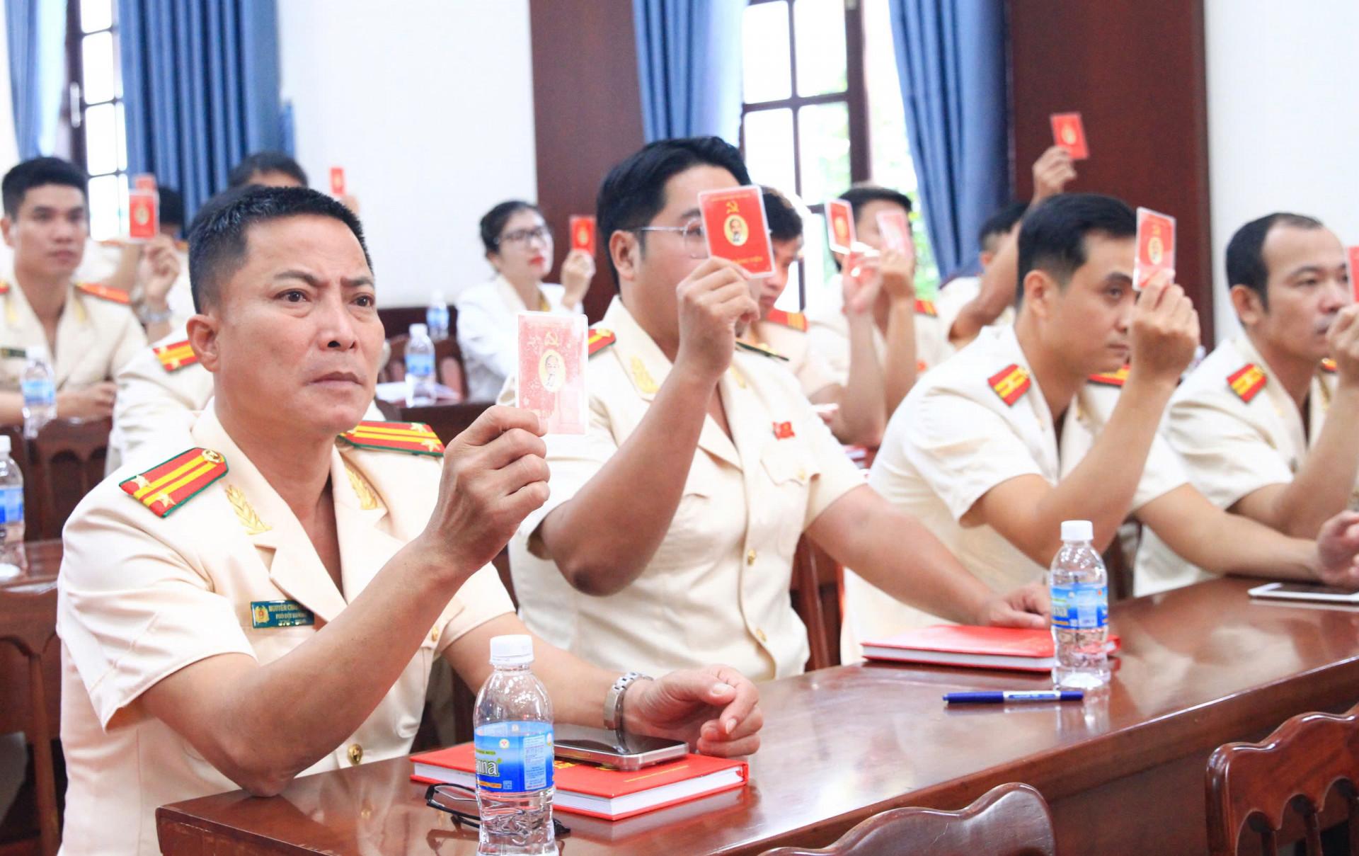 Các đại biểu tiến hành biểu quyết thông qua dự thảo Nghị quyết Đại hội