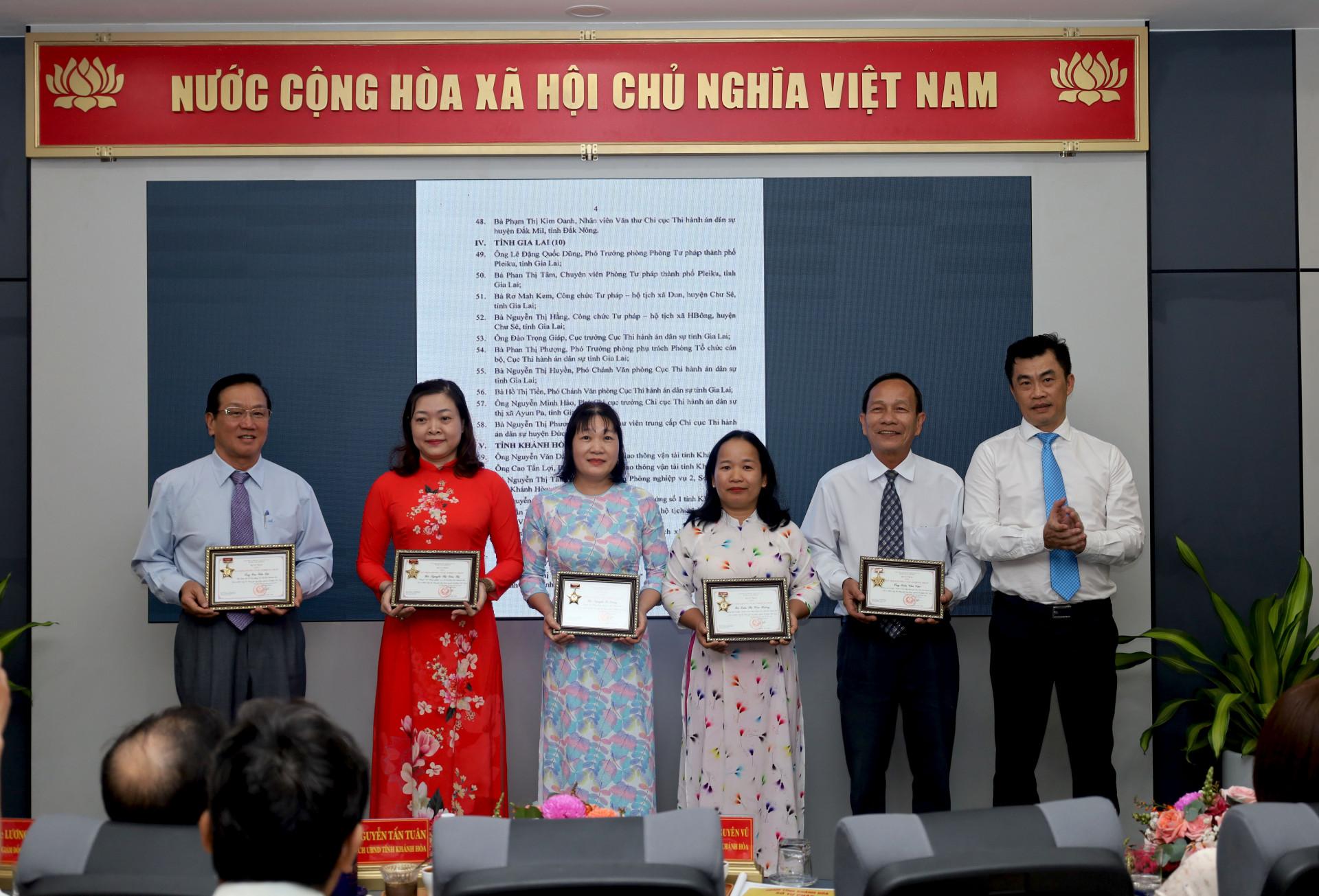 Các cá nhân nhận kỷ niệm chương.