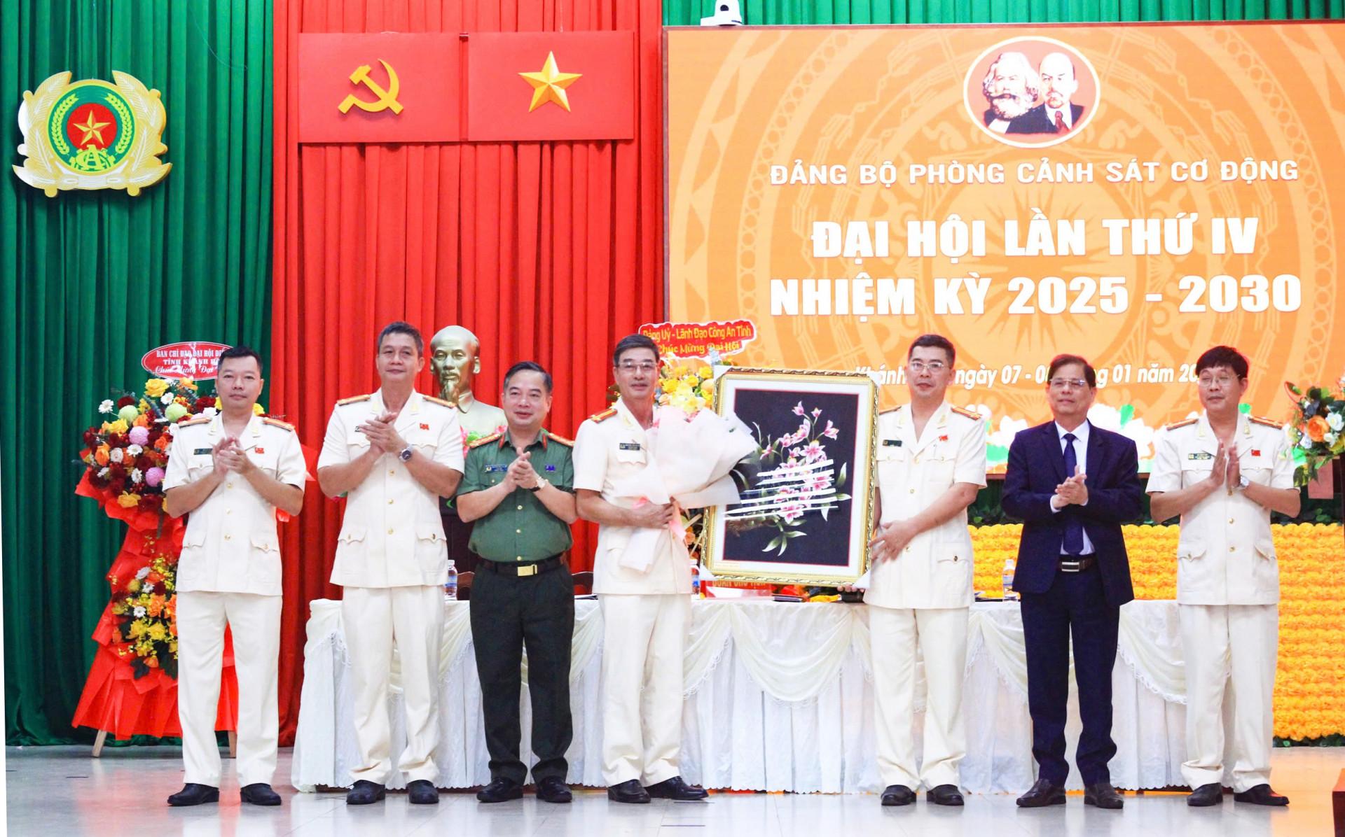 Đồng chí Nguyễn Tấn Tuân, Đại tá Nguyễn Hữu Phước chúc mừng Đại hội
