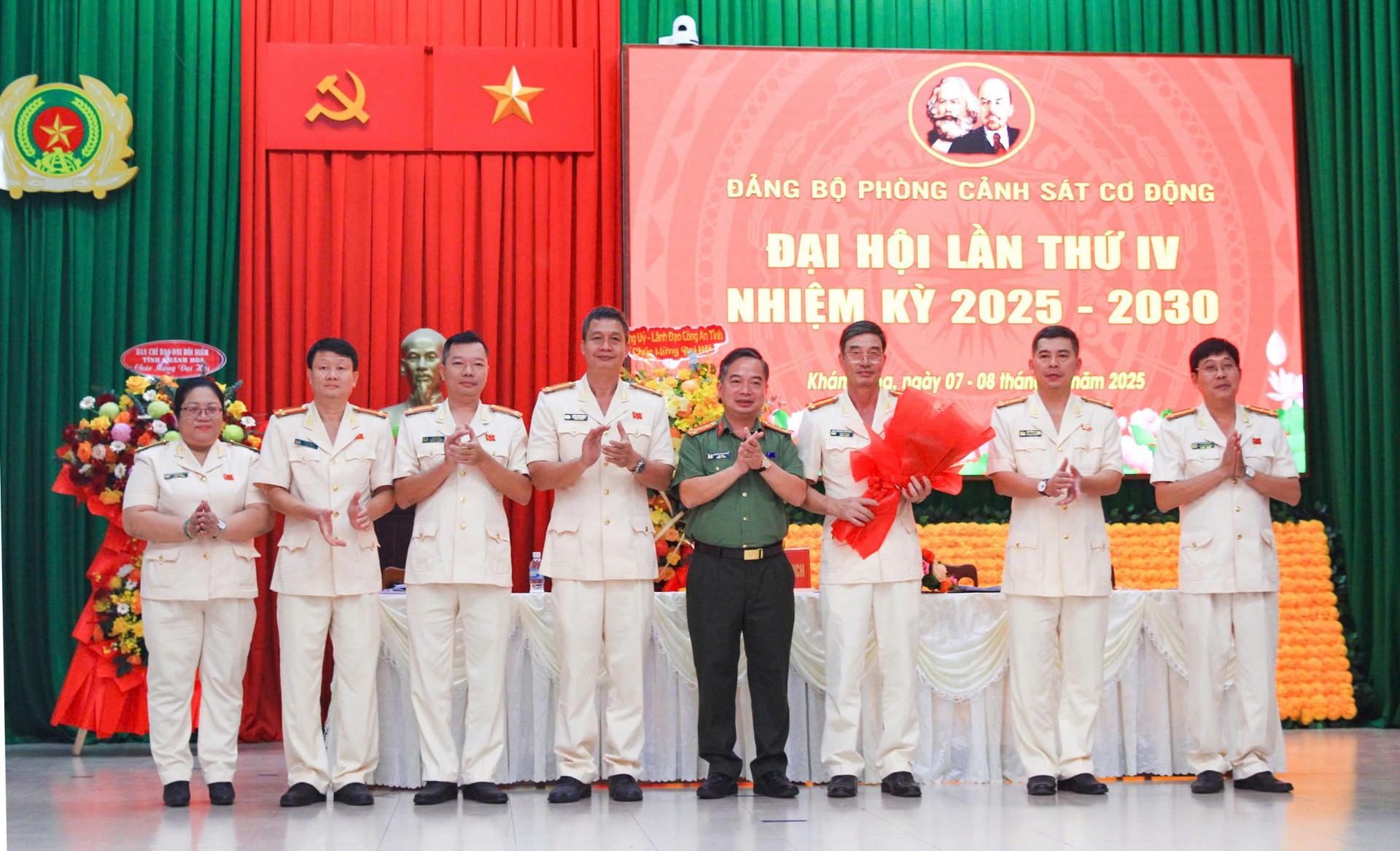 Đại tá Nguyễn Hữu Phước chúc mừng Ban Chấp hành Đảng bộ PK20 nhiệm kỳ 2025-2030