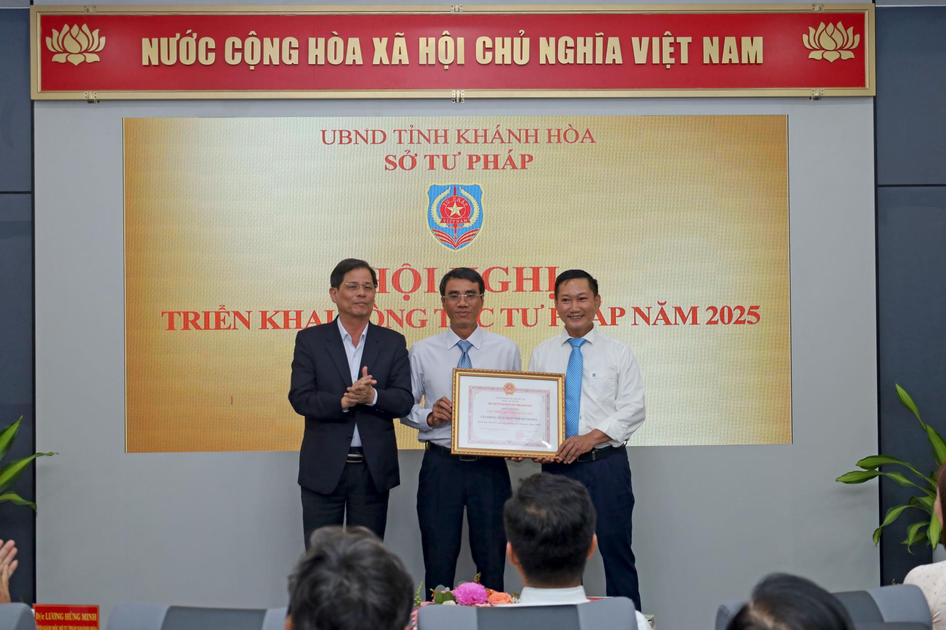 Đồng chí Nguyễn Tấn Tuân tặng danh hiệu Tập thể lao động xuất sắc cho tập thể.