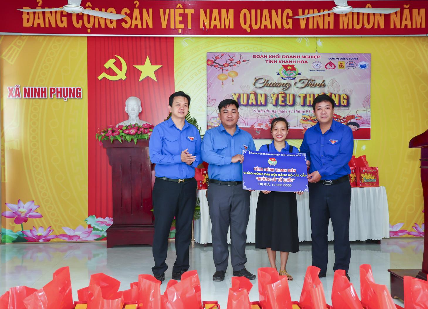 Đoàn khối Doanh nghiệp tỉnh trao Công trình thanh niên cho Đoàn Thanh niên Cộng sản Hồ Chí Minh xã Ninh Phụng.