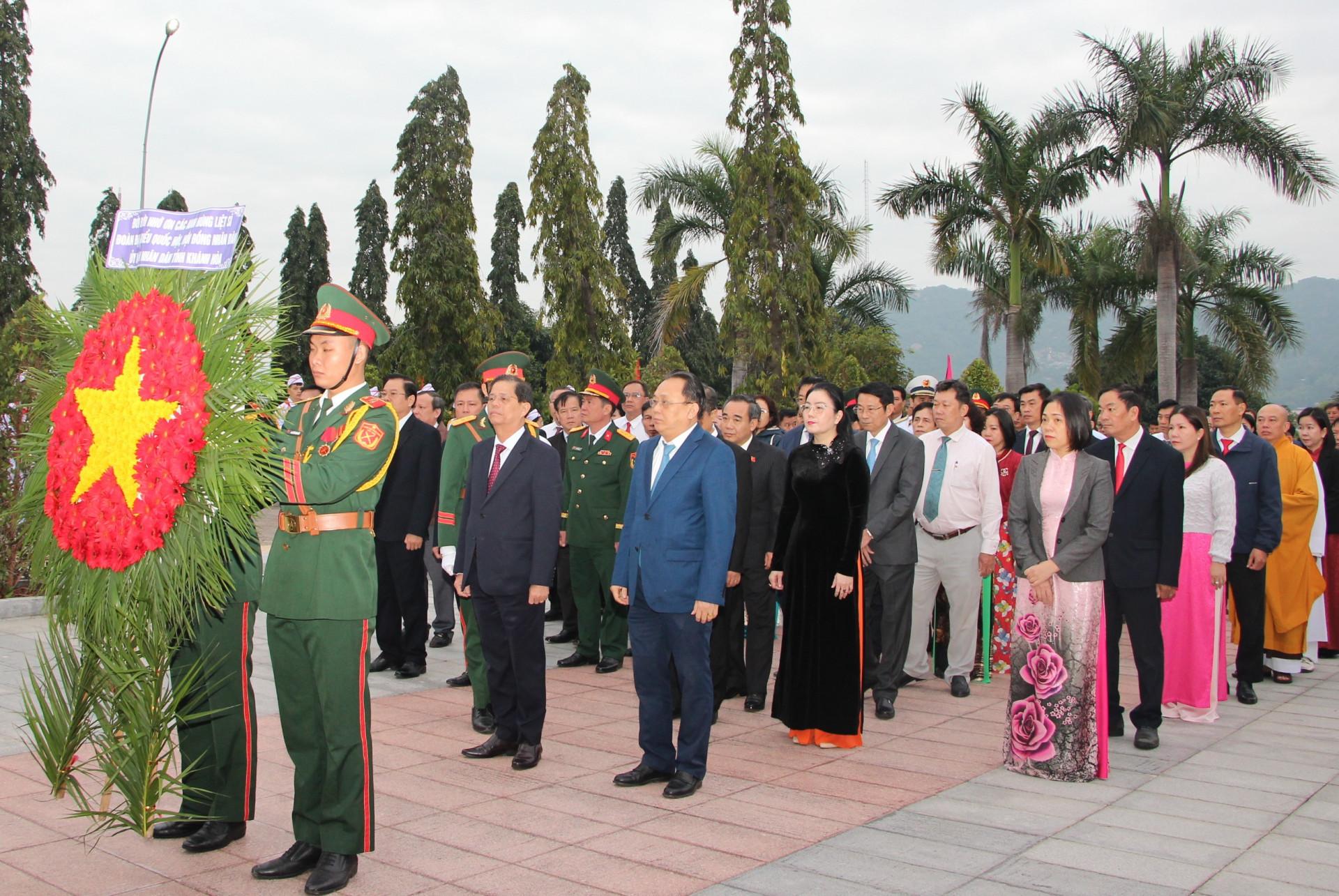 Đoàn đại biểu Quốc hội, HĐND, UBND tỉnh do đồng chí Nguyễn Tấn Tuân dẫn đầu vào viếng.