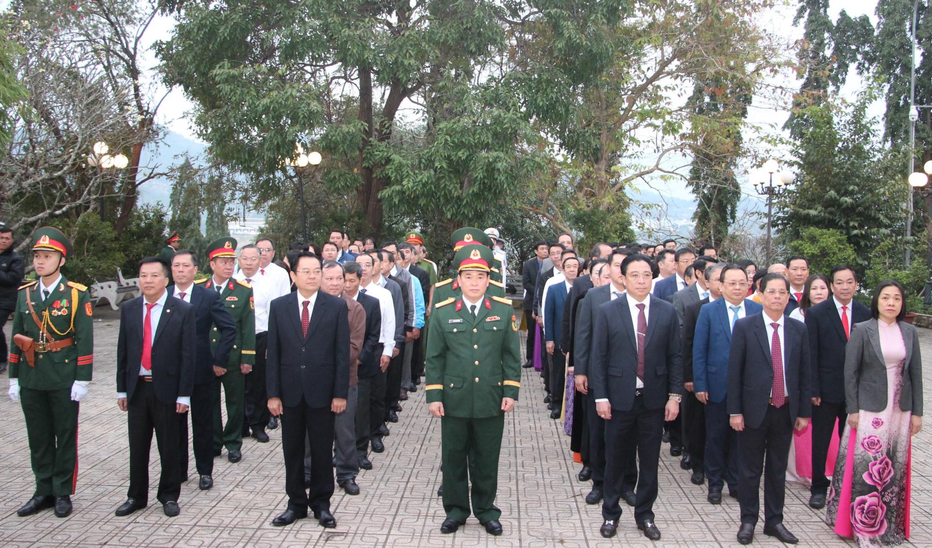 Lãnh đạo tỉnh dâng hương tại Đền thờ Bác Hồ và các Anh hùng liệt sĩ trong khuôn viên Nghĩa trang liệt sĩ Hòn Dung.