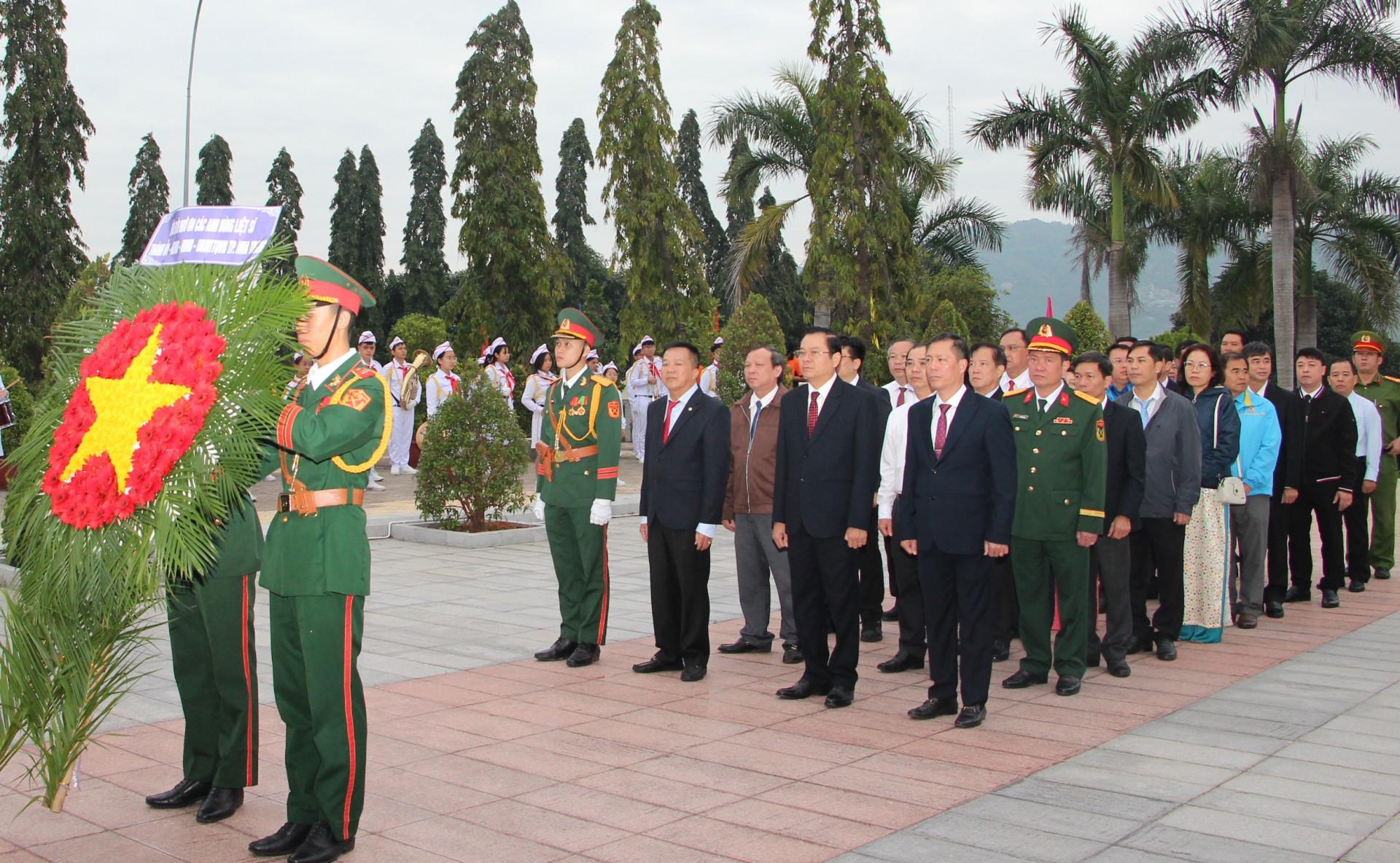 Đoàn đại biểu Thành ủy, HĐND, UBND, UBMTTQ Việt Nam TP. Nha Trang do đồng chí Trần Mạnh Dũng  - Ủy viên Ban Thường vụ Tỉnh ủy, Bí thư Thành ủy dẫn đầu vào viếng.