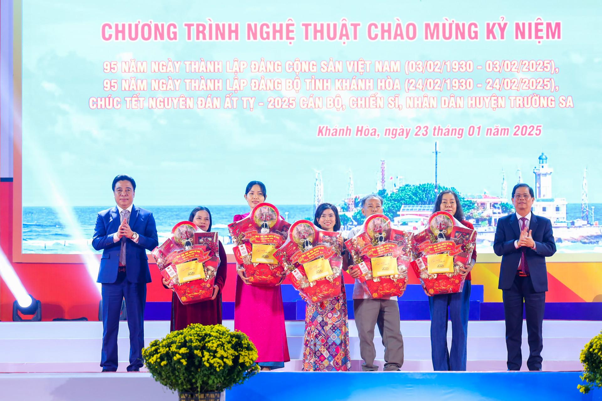 Ông Nguyễn Khắc Toàn và ông Nguyễn Tấn Tuân trao tặng những suất quà ý nghĩa động viên thân nhân của cán bộ, chiến sĩ đang thực hiện nhiệm vụ ở quần đảo Trường Sa.