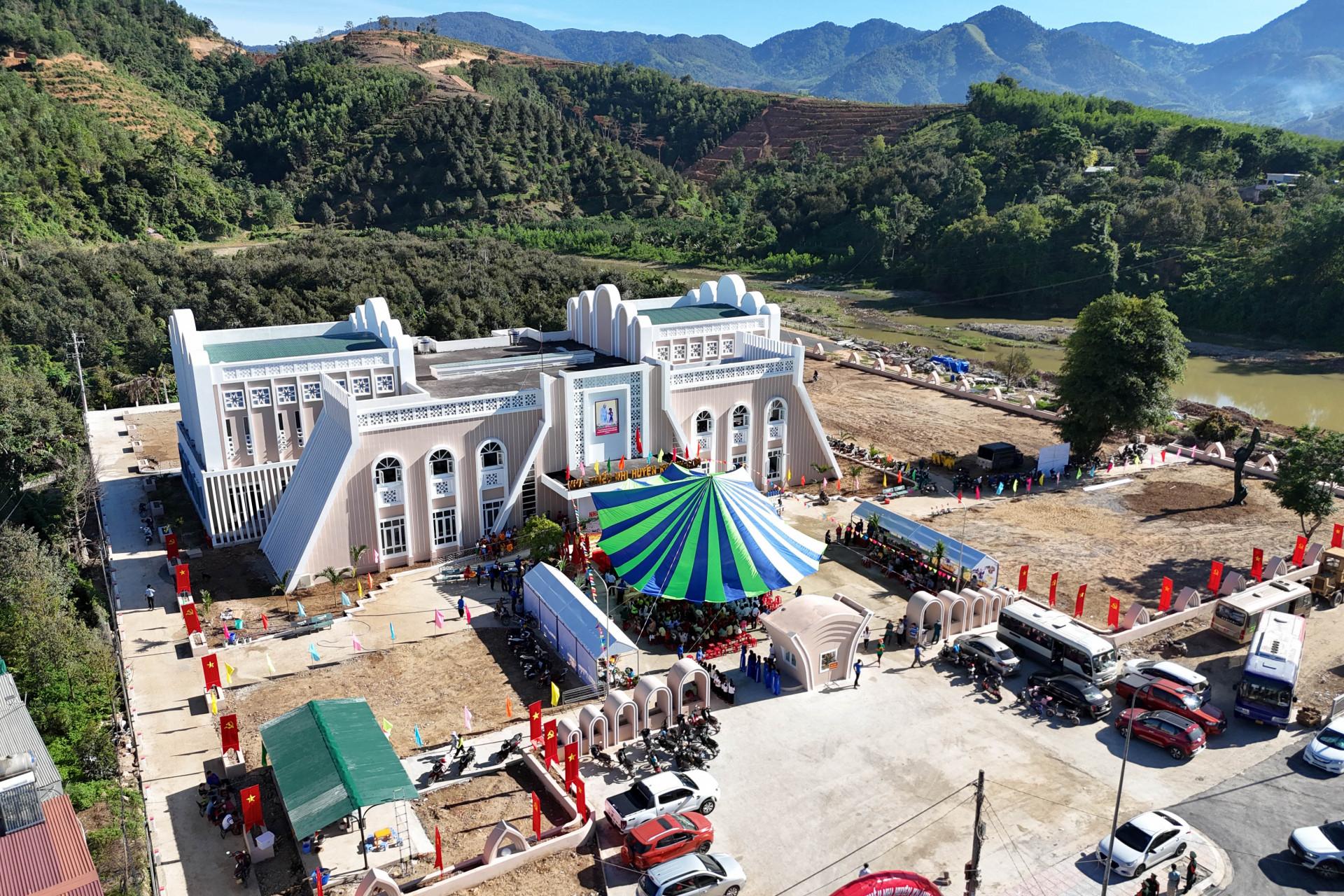 Nhà Thiếu nhi huyện Khánh Sơn được đầu tư khang trang. Ảnh: V.THÀNH
