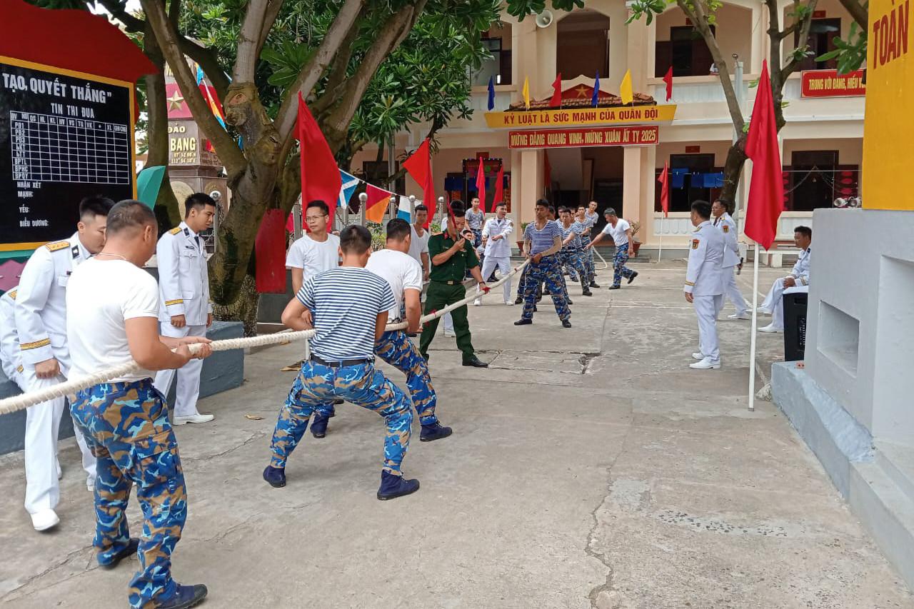 Cán bộ, chiến sĩ đảo An Bang thi kéo co.