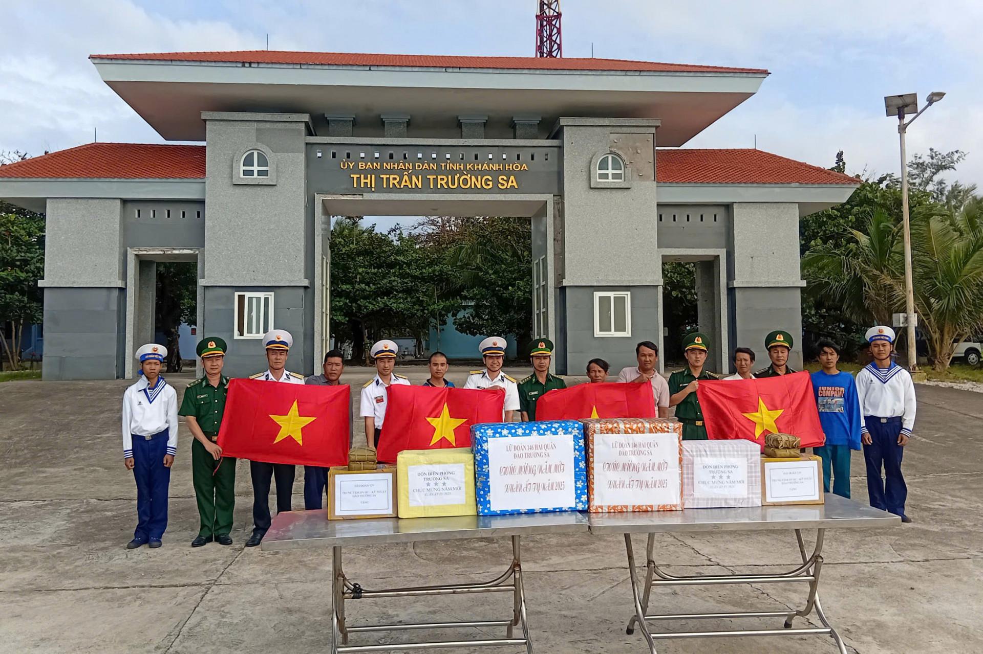 Các đơn vị trên đảo Trường Sa tặng quà cho ngư dân nhân dịp năm mới.