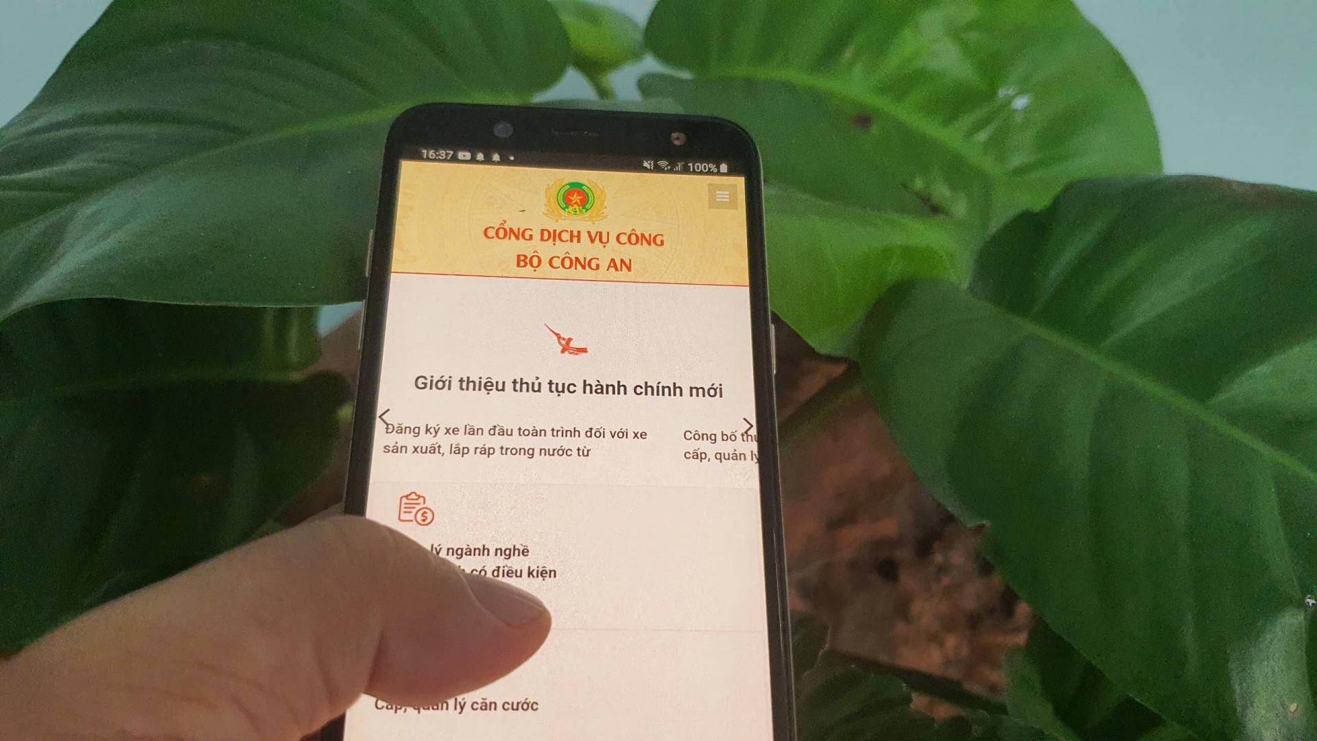 Việc số hóa dữ liệu dân cư đã giúp các ngành chức năng  tạo bước đột phá trong thực hiện các dịch vụ công trực tuyến.