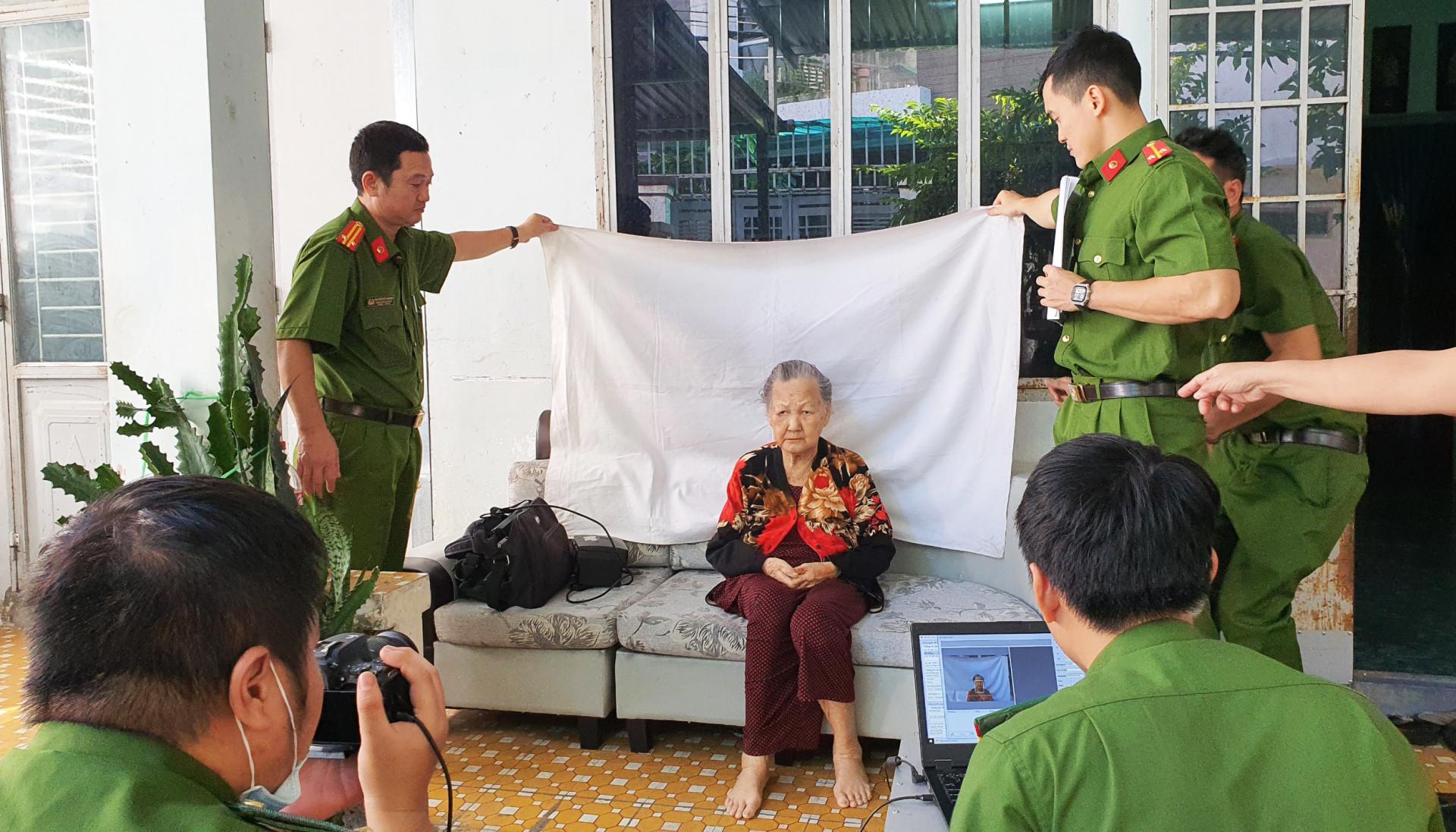 Công an đến nhà làm thẻ căn cước cho công dân.