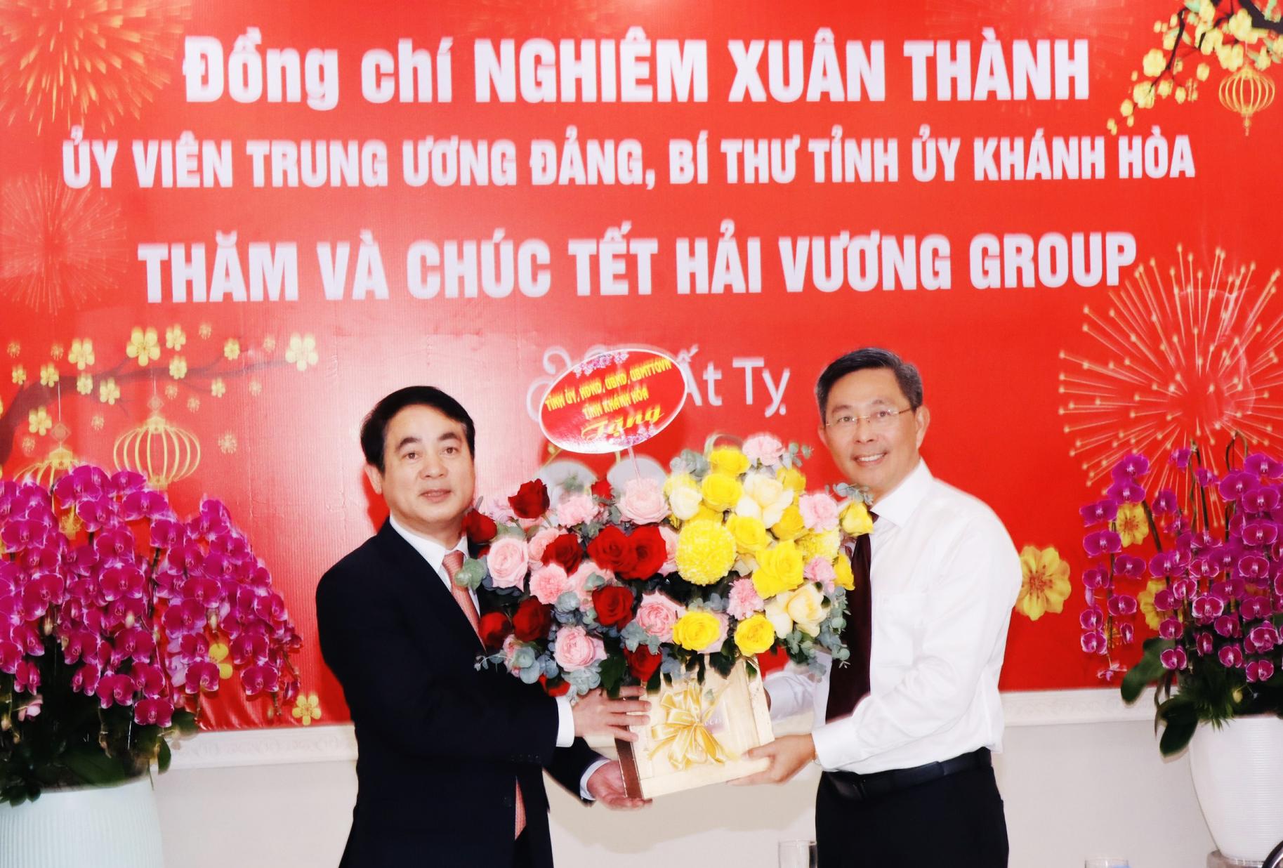 Bí thư Tỉnh ủy Nghiêm Xuân Thành tặng hoa chúc mừng Công ty TNHH Hải Vương nhân dịp xuân Ất Tỵ 2025.