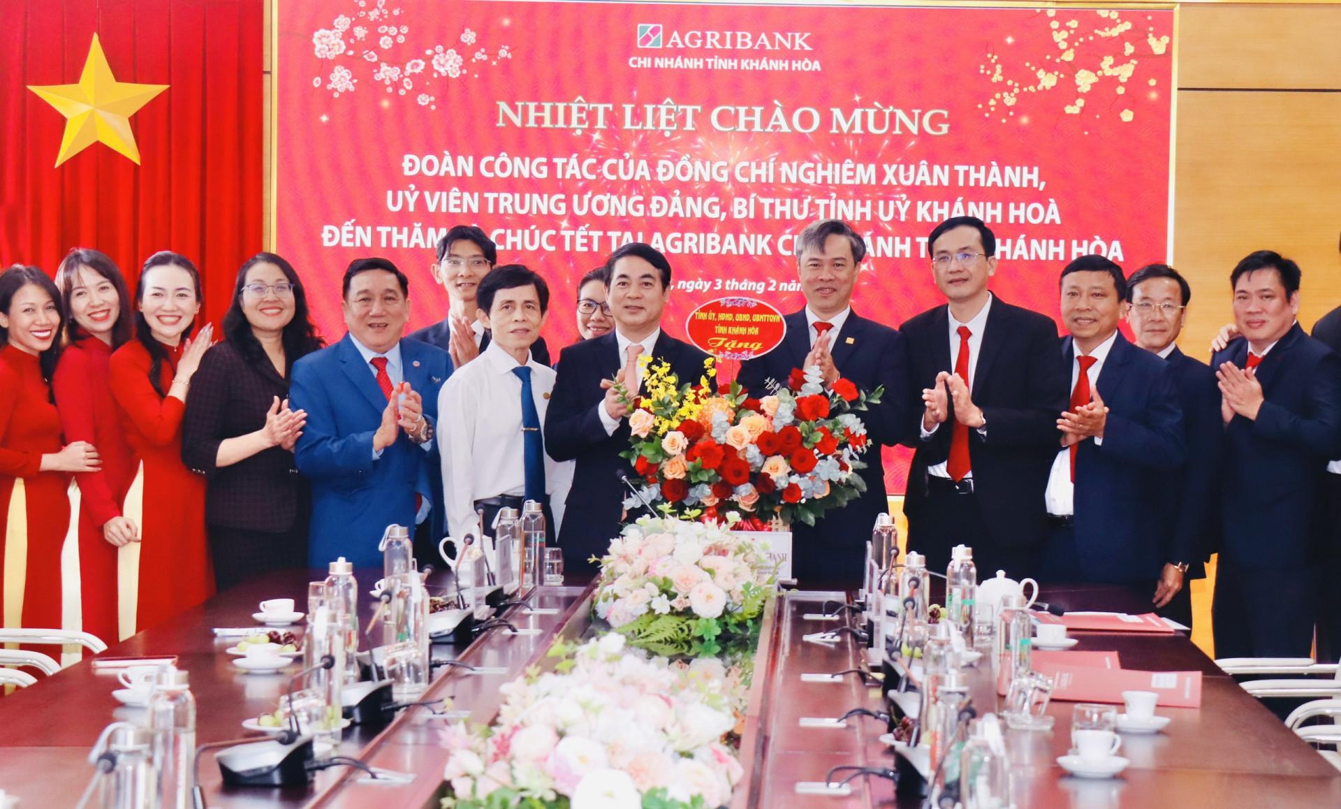 Bí thư Tỉnh ủy Nghiêm Xuân Thành tặng hoa chúc mừng Agribank chi nhánh tỉnh Khánh Hòa nhân dịp xuân Ất Tỵ 2025.