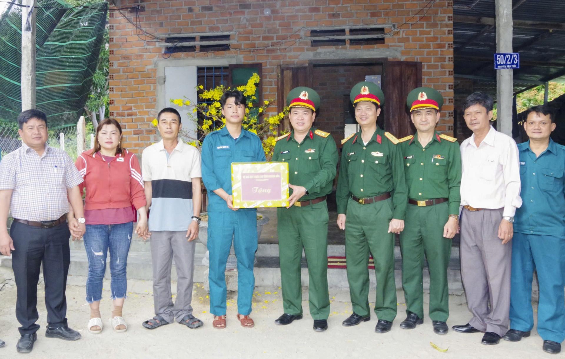 Đoàn công tác của Bộ Chỉ huy Quân sự tỉnh tặng quà, động viên thanh niên Nguyễn Thành Lợi trước ngày lên đường nhập ngũ.