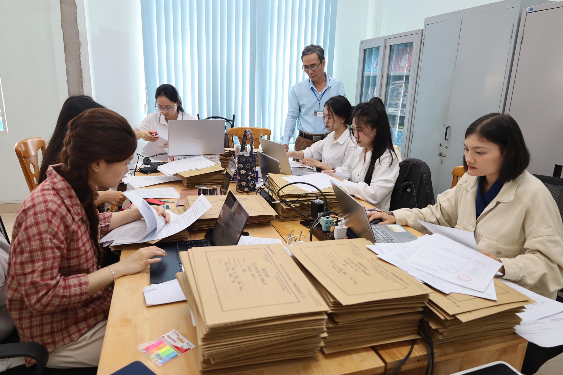 Việc thống kê hồ sơ lý lịch tư pháp phục vụ công tác bàn giao đang được Sở Tư pháp tiến hành khẩn trương.