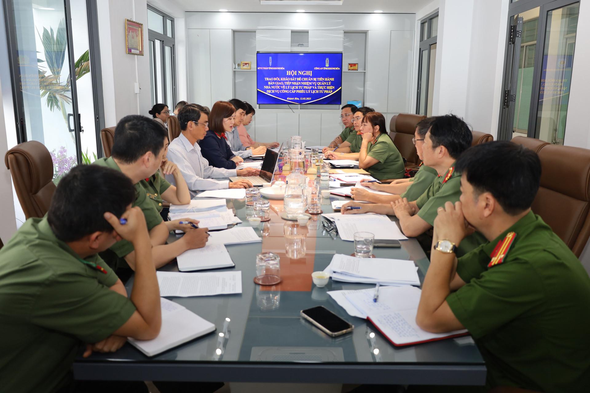 Hội nghị trao đổi, khảo sát để chuẩn bị bàn giao nhiệm vụ lý lịch tư pháp tổ chức tại Sở Tư pháp ngày 12-2.